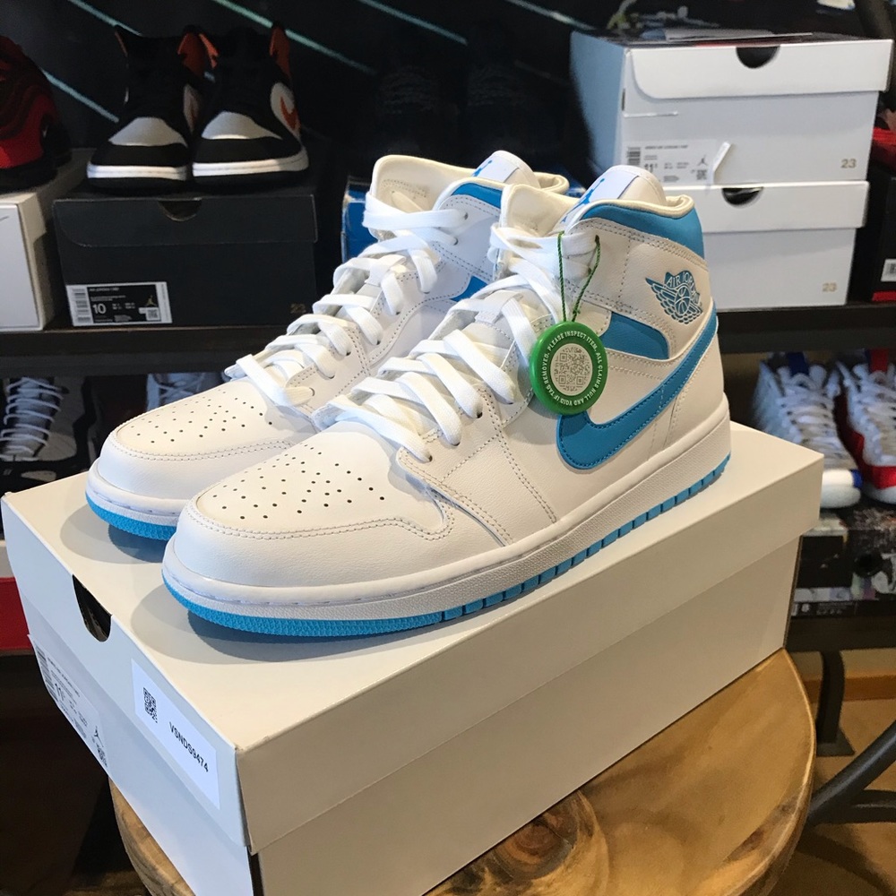 Air Jordan 1 Mid. White & Tar Heel UNC Blue.